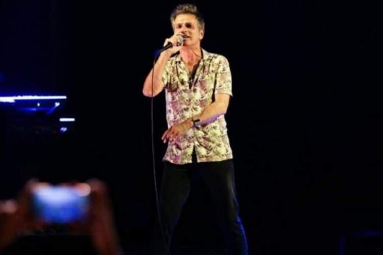 Teoman on binlerce kişiye konser verdi