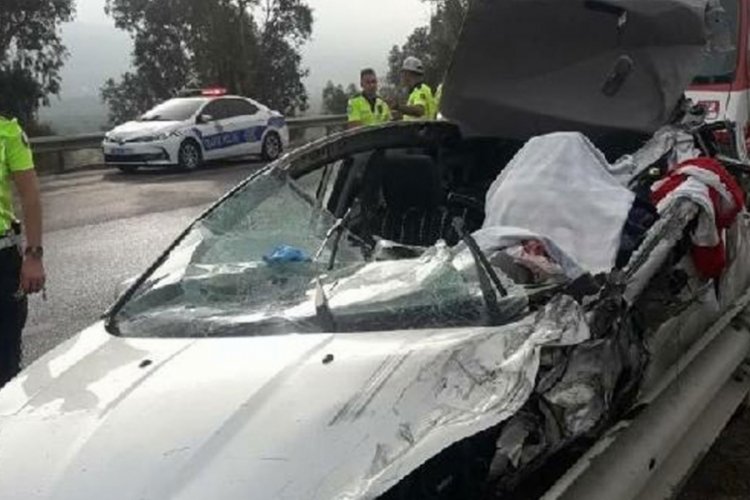 İzmir'de ara&ccedil; &ccedil;ekiciye &ccedil;arptı; korkun&ccedil; kazada anne &ouml;ld&uuml;, 3 &ccedil;ocuğu yaralandı