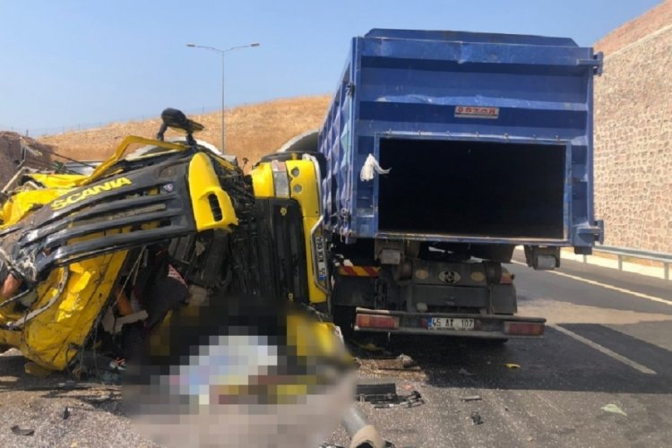 İzmir'de lastiği patlayan tır 1 otomobil ve 1 tıra &ccedil;arptı: 1 &ouml;l&uuml;, 5 yaralı