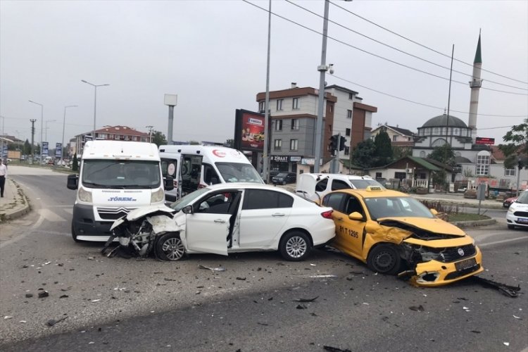 D&uuml;zce'de 3 ara&ccedil; &ccedil;arpıştı: 2 kişi yaralandı