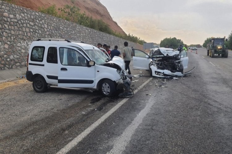 Adıyaman'da otomobil ile hafif ticari ara&ccedil; kafa kafaya &ccedil;arpıştı: Yaralılar var