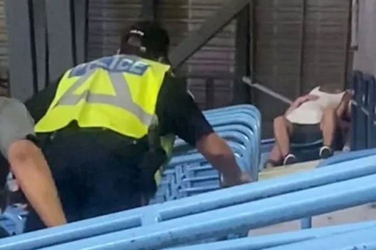 Trib&uuml;nde seks skandalı! Stattan atıldılar