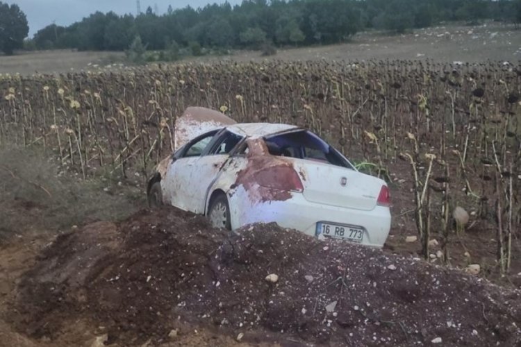Bilecik'te yoldan &ccedil;ıkan ara&ccedil; tarlada takla attı: 3 kişi yaralandı