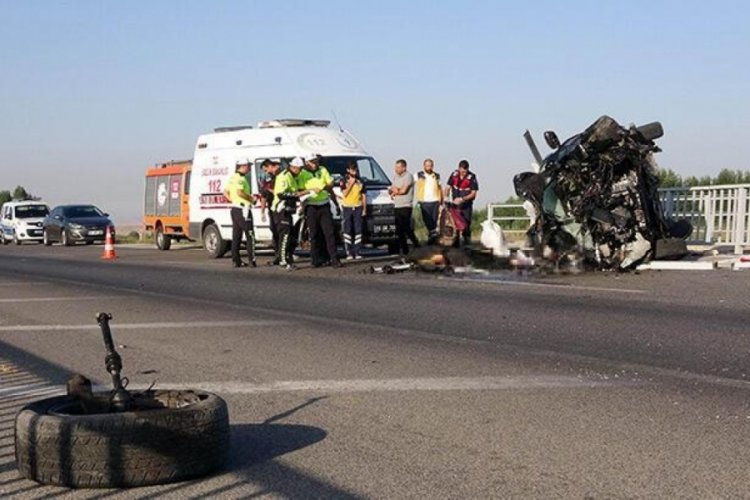 Yozgat'ta ara&ccedil; k&ouml;pr&uuml; bariyerine &ccedil;arptı: 3 &ouml;l&uuml;