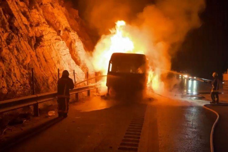 Mersin'de 8 ton k&ouml;m&uuml;r y&uuml;kl&uuml; tır yandı