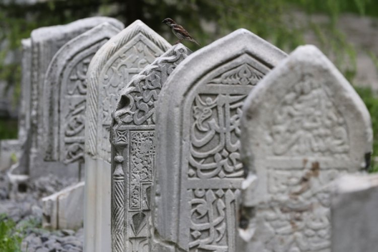 Bursa'da din g&ouml;revlileri tarihi mezar taşlarını temizliyor