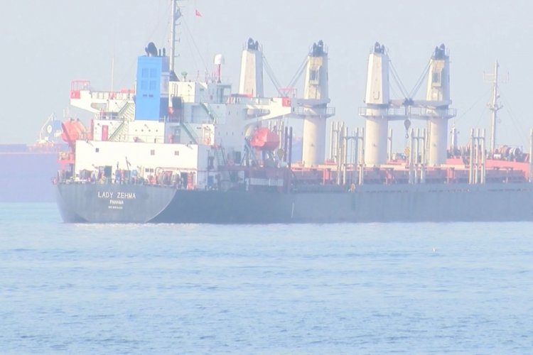 İstanbul Boğazı'nda s&uuml;r&uuml;klenen gemi, Ahırkapı'da demirlendi