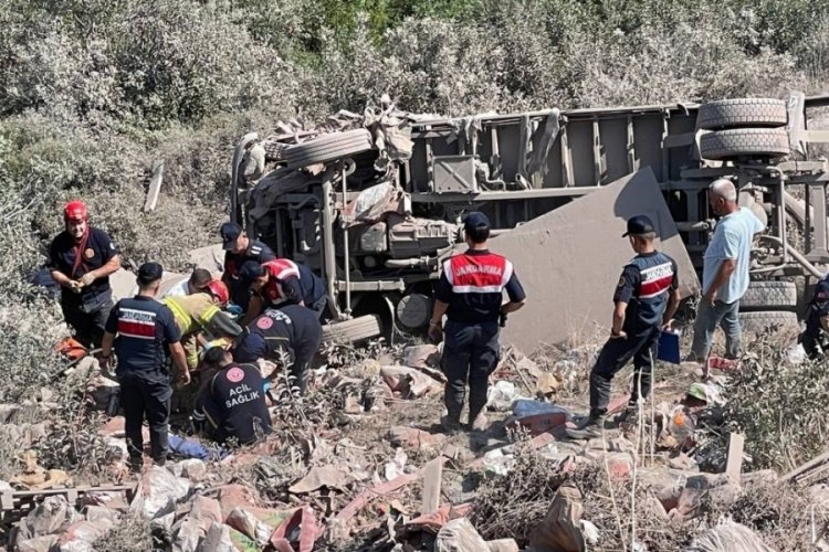 Bursa'da tır şarampole yuvarlandı: 1 yaralı