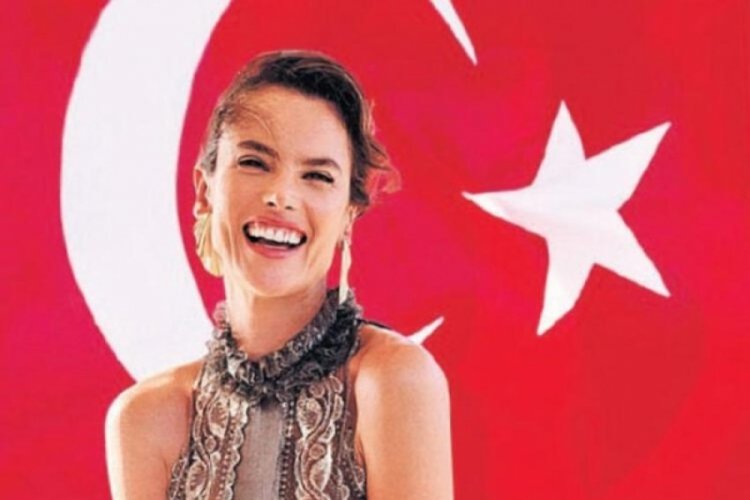 Alessandra Ambrosio, T&uuml;rk bayrağıyla poz verdi