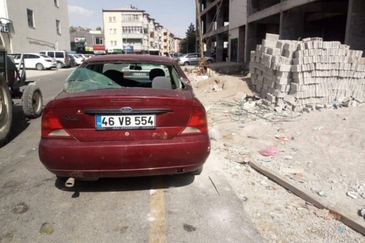 Kahramanmaraş'ta park halindeki otomobilin &uuml;st&uuml;ne inşaattan kalas d&uuml;şt&uuml;