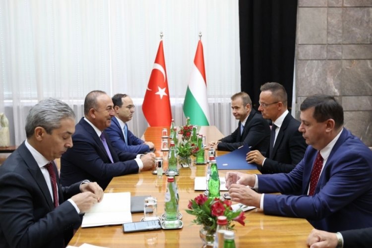 Bakan &Ccedil;avuşoğlu, Macar ve Sırp mevkidaşlarıyla bir araya geldi