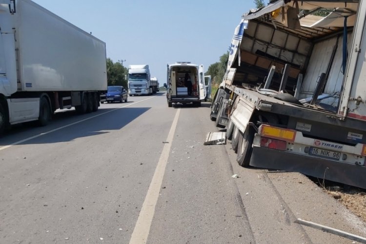 Bursa'da kamyonlar &ccedil;arpıştı