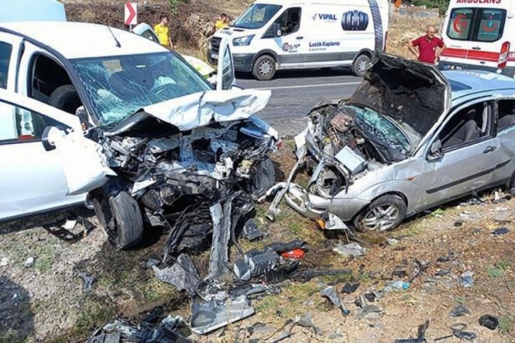 &Ccedil;anakkale'de otomobiller &ccedil;arpıştı