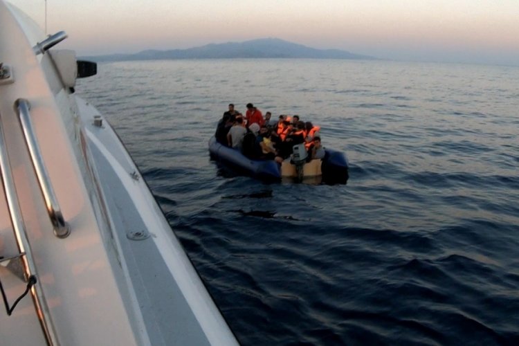 &Ccedil;anakkale a&ccedil;ıklarında 32 g&ouml;&ccedil;men kurtarıldı