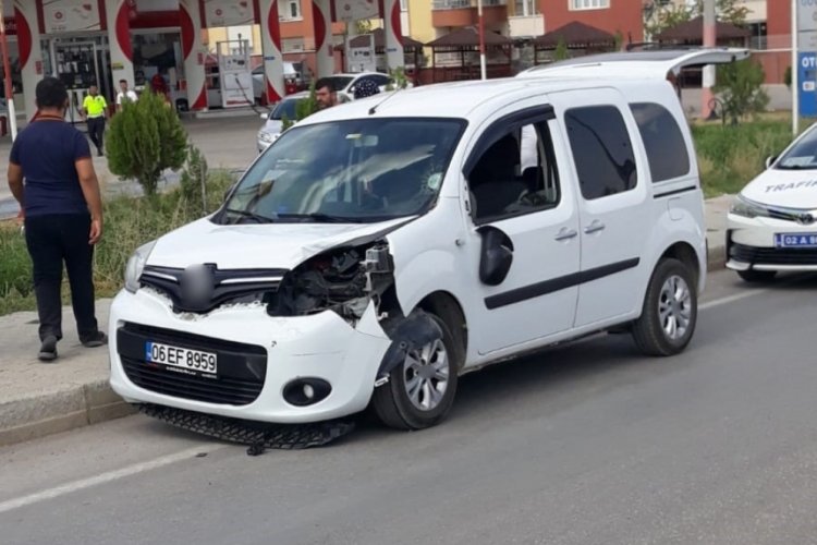 Adıyaman'da hafif ticari aracın &ccedil;arptığı &ccedil;ocuk yaşamını yitirdi