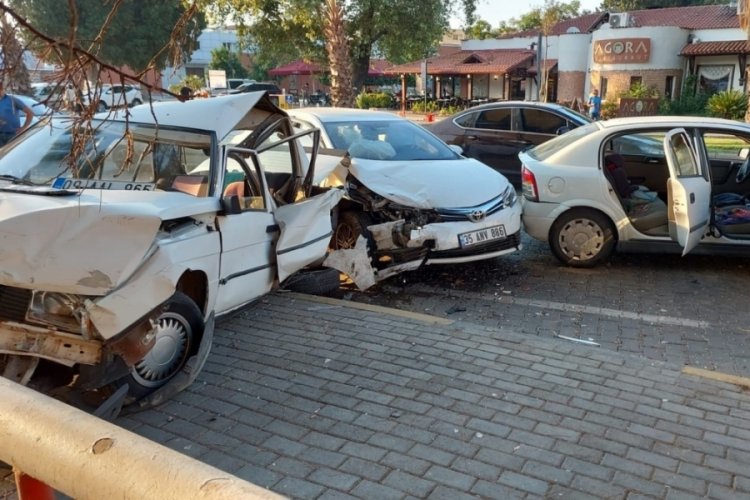 İzmir'de 3 ara&ccedil; birbirine girdi: 3 yaralı
