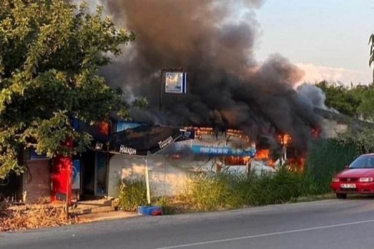 İzmir'de &ccedil;ıkan yangında market k&uuml;le d&ouml;nd&uuml;