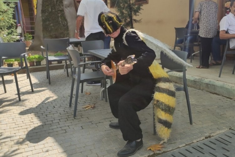 Bursa'nın sokaklarında arı kost&uuml;m&uuml;yle saz &ccedil;alarak geziyor