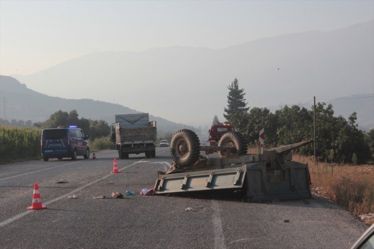 İzmir'de trakt&ouml;rle kamyon &ccedil;arpıştı:1 &ouml;l&uuml;, 13 yaralı
