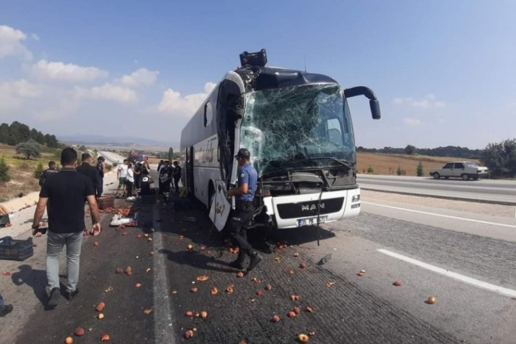 K&uuml;tahya'da yolcu otob&uuml;s&uuml; kamyona &ccedil;arptı