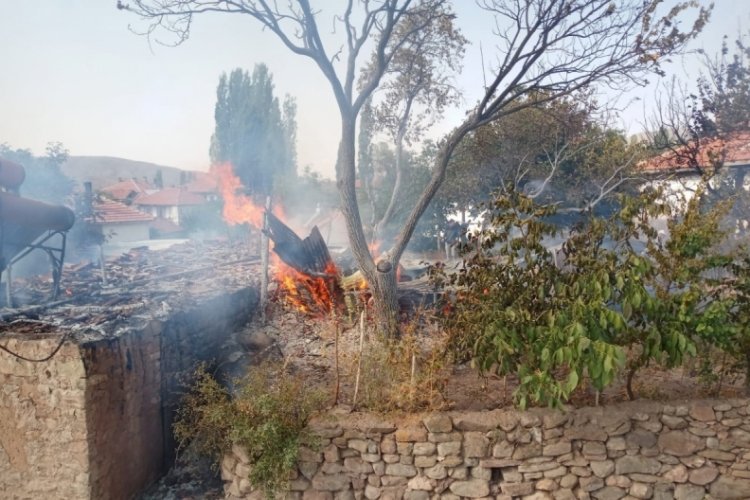 Sivas'ta iki ev yanarak kullanılmaz hale geldi