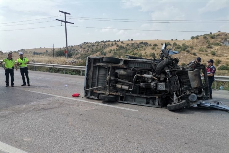 Balıkesir'de hafif ticari ara&ccedil; devrildi: 6 kişi yaralandı