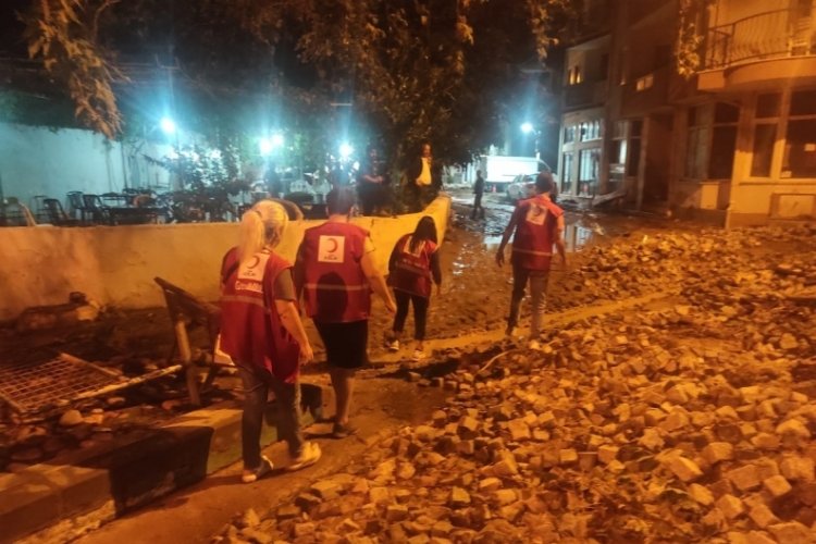 Bursa'da Kızılay sel zedelerin yardımına koştu