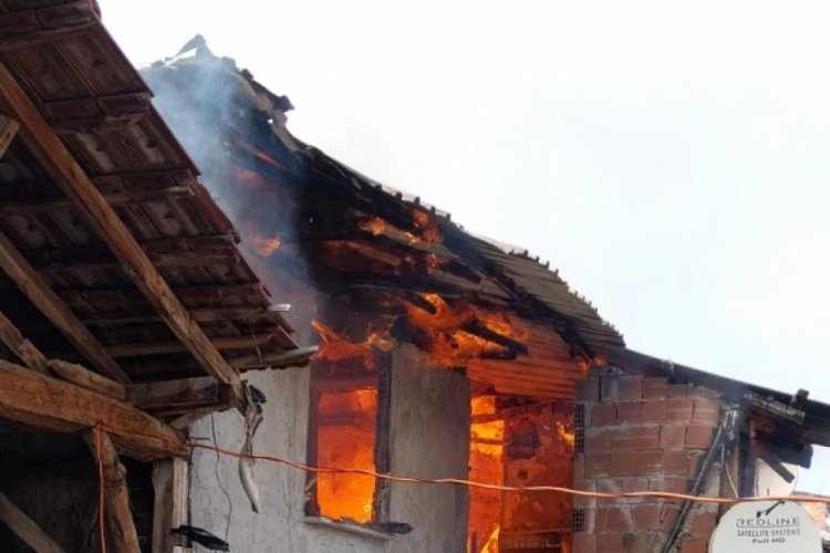 Bursa Yenişehir'de çıkan yangında ahşap ev kül oldu