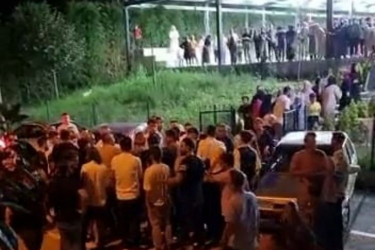 Sakarya'da d&uuml;ğ&uuml;nde başlayan kavga sokağa taştı