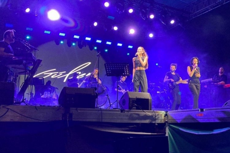 G&uuml;lşen'in yerine orkestra ve vokal grubu sahne aldı