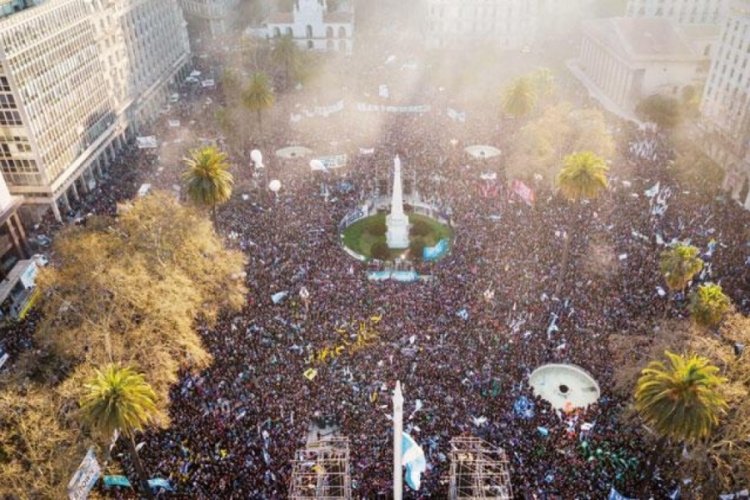 Arjantin'de binlerce kişi suikast girişimini protesto etti