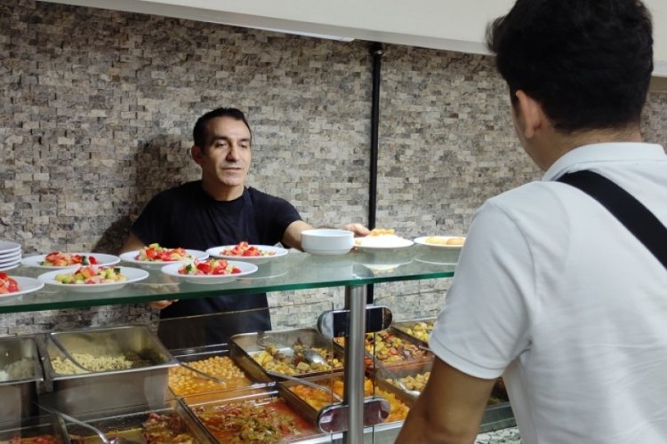 Bursa'da &ccedil;orba fiyatına 3 kap yemek satıyor