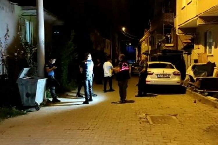 İki kardeş kuryeler tarafından bı&ccedil;aklandı