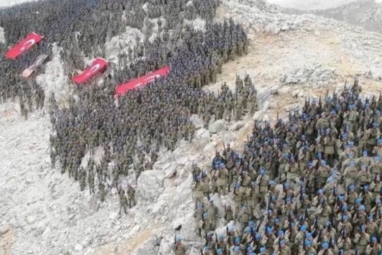 B&uuml;y&uuml;k Taarruz'un 100'&uuml;nc&uuml; yılında 4 bin Mehmet&ccedil;ik Davraz'a tırmandı