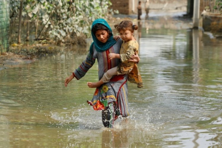 Pakistan'da muson yağmurlarında &ouml;lenlerin sayısı 1200'&uuml; ge&ccedil;ti