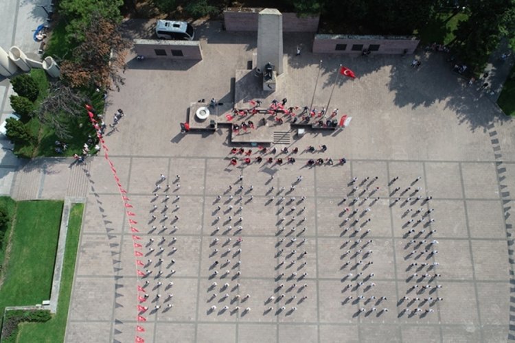 100. yıl coşkusu 300 kişilik zeybek ile b&ouml;yle kutlandı