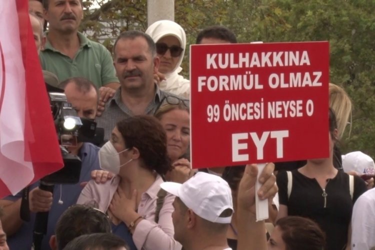 İstanbul Kadık&ouml;y'de emeklilikte yaşa takılanlar eylem yaptı