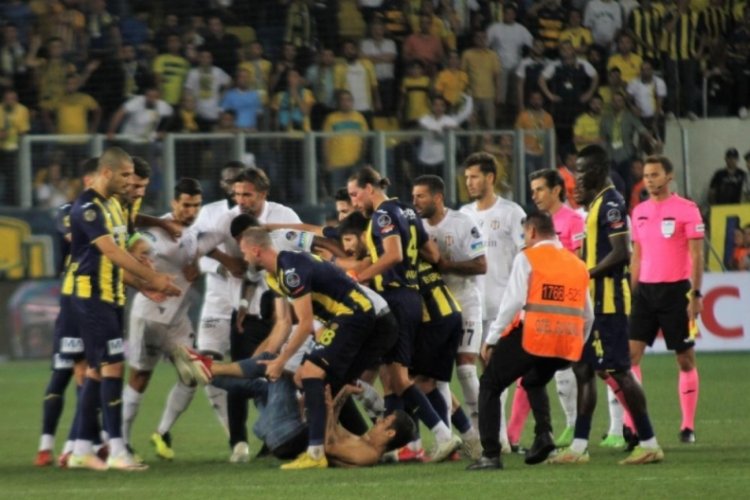 Beşiktaş ma&ccedil;ında skandal anlar! Cenk Tosun ve Salih U&ccedil;an'a u&ccedil;an tekme!