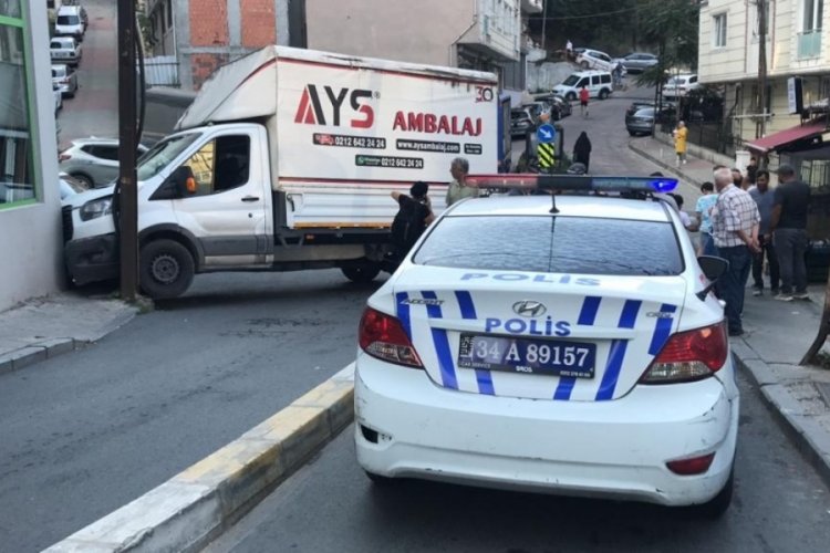 İstanbul'da kadına kamyonet &ccedil;arptı: Ayak parmakları koptu