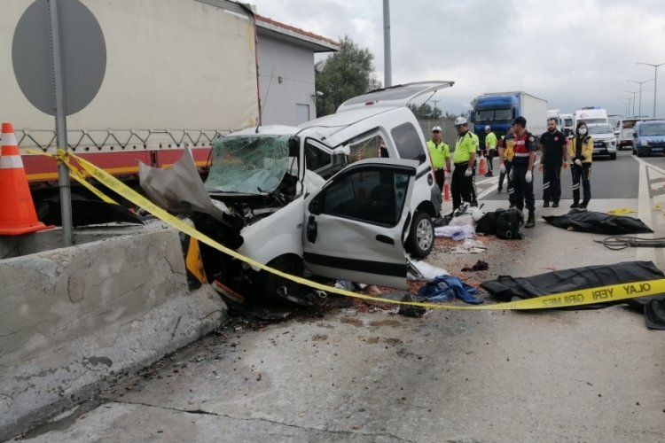 Bolu'da ara&ccedil; beton bariyere &ccedil;arptı: 4 kişi hayatını kaybetti