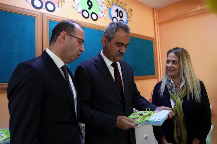 Bakan Mahmut &Ouml;zer, uyum eğitiminin ilk g&uuml;n&uuml;nde okul ziyareti ger&ccedil;ekleştirdi