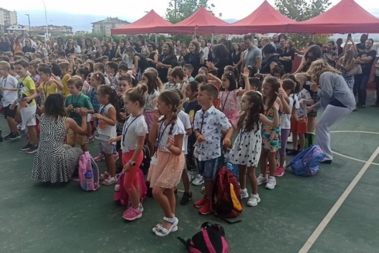 Bursalı minikler okula dans ederek başladı