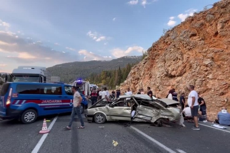 Antalya'da 3 ara&ccedil; &ccedil;arpıştı, 4 kişi yaralandı