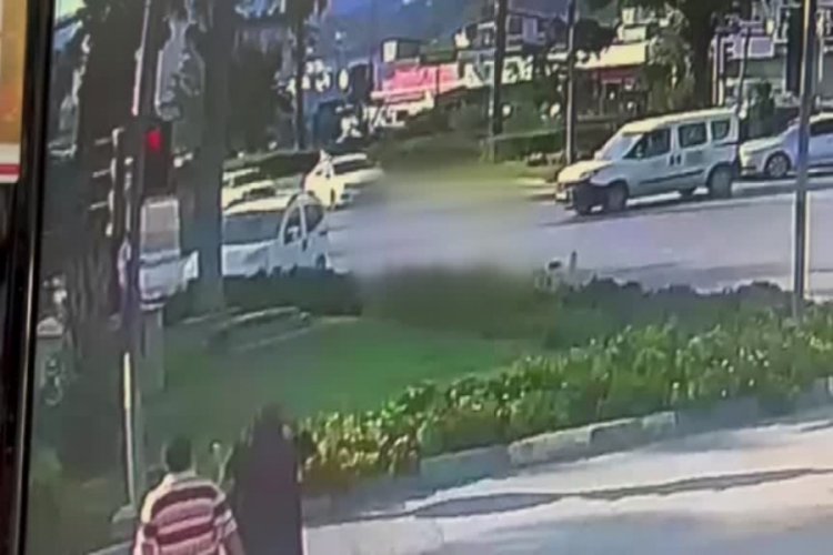 Antalya'da otomobil ve motosiklet &ccedil;arpıştı: 2 kişi ağır yaralandı