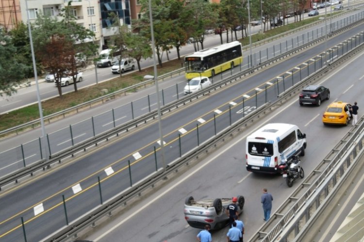 İstanbul Kadık&ouml;y'de bariyere &ccedil;arpan otomobil takla attı