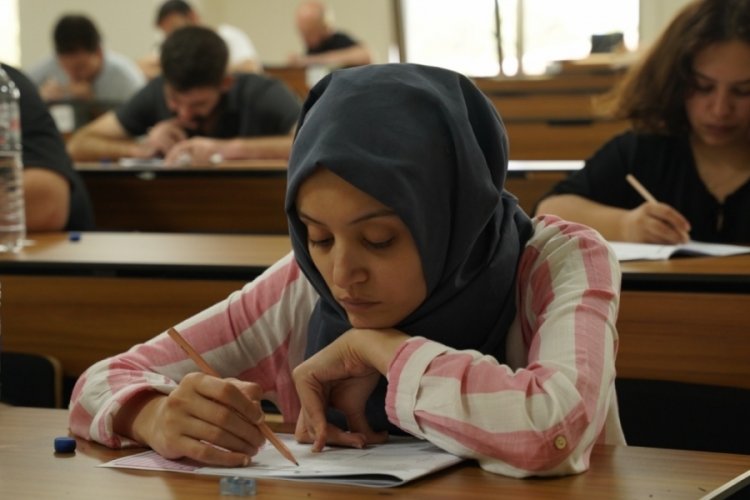 Yıldırım'da memur adaylarına &uuml;cretsiz deneme sınavı d&uuml;zenlendi