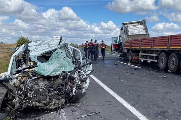 Tekirdağ'da otomobil ile tır &ccedil;arpıştı!