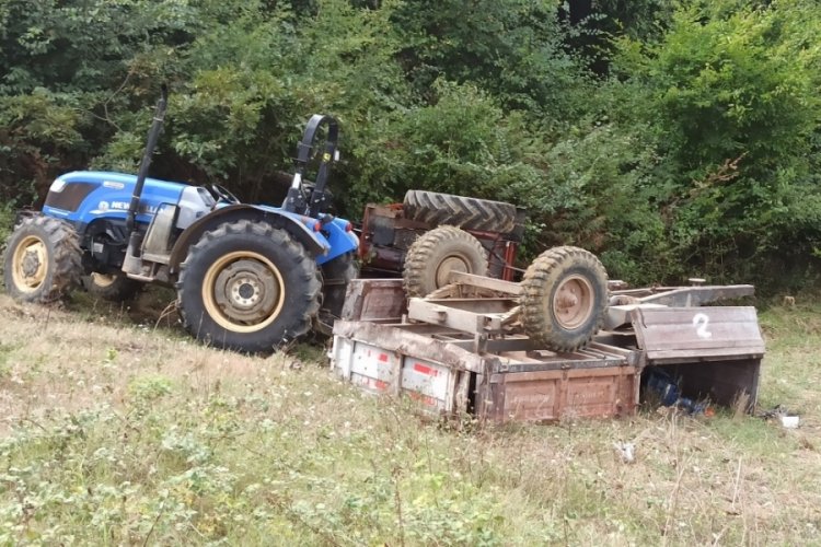 Kocaeli'de trakt&ouml;r r&ouml;morku devrildi: 1 &ouml;l&uuml;, 2 yaralı