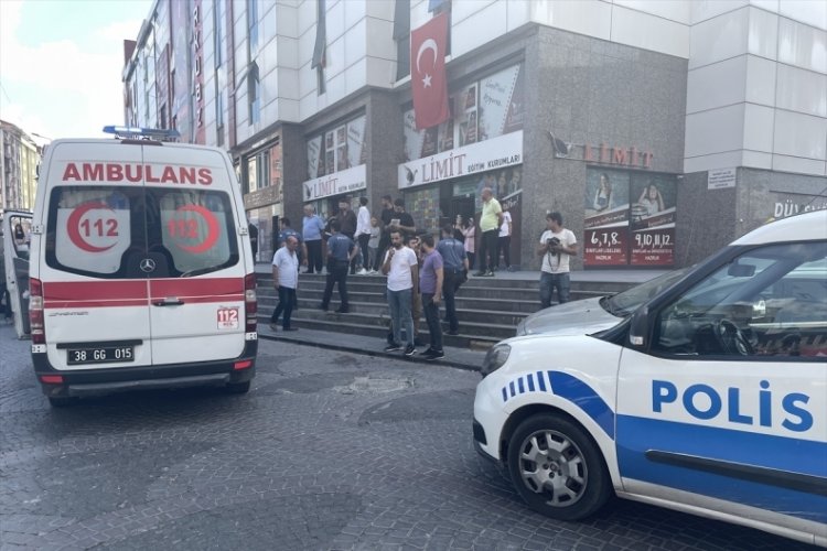 Kayseri'de kadına şiddeti engellemeye &ccedil;alışırken bı&ccedil;akla yaralandı
