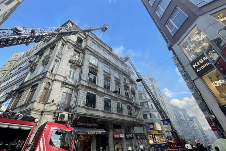 İstanbul'da 6 katlı binanın &ccedil;atı katında yangın &ccedil;ıktı